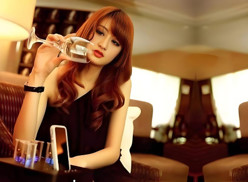 说到底，女人和情人交往时很怕遇见以下熟人