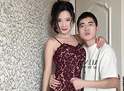 已婚大妈隐瞒年纪，交往小十岁男朋友被抛弃
