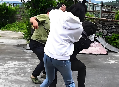 妻子出轨被抓现行,宁愿挨打也要护着男小三 妻子出轨被抓现行,宁愿挨打也要护着男小三