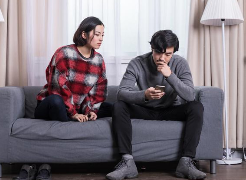 对付出轨男人的冷暴力，妻子的高招就是反击。婚姻是一场双方共同努力的旅程，任何一方的背叛都会对关系造成重大伤害。面对丈夫的出轨和随之而来的冷暴力，妻子不必沉浸在悲痛中，而是应该冷静思考，采取理性且有效的反击方式，让自己从痛苦中解脱，同时维护属于自己的权益。 首先，妻子需要保持冷静。愤怒和情绪化的对抗往往只能激化矛盾，而不能解决问题。通过理性分析丈夫的行为动机，了解问题的根源，才能找到合适的应对策略。面对冷暴力，更重要的是不让自己陷入被动的局面，守住心理防线，避免因为对方的行为而影响自己的情绪和生活。 其次，提升自身价值是重要的反击手段之一。只有当妻子变得更加自信，能够拥有自己的生活圈和追求，才不会被对方的行为束缚住。可以通过学习新技能、培养兴趣爱好或进一步提升自己的事业，来让自己更加出色和有吸引力。这不仅让对方意识到你的不可替代性，还能够让你在婚姻中重新掌握主动权。 与此并行，妻子应该果断捍卫自己的权益。如果丈夫的行为已经严重侵害了妻子的情感和家庭，甚至影响了她的身体和心理健康，那么她完全有权利寻求帮助，比如家庭调解、法律咨询或心理咨询。面对不公平的对待，不要害怕寻求专业人士的建议，也不要害怕必要时采取法律行动。 文末，沟通仍是解决问题的关键。如果对方仍有挽回婚姻的意愿，那么通过坦诚的交流，可以让彼此重新审视婚姻中的问题。在沟通中，妻子需要坚定表达自己的立场和底线，同时明确双方需要共同努力解决的问题。 总之，面对出轨和冷暴力，妻子不应选择忍气吞声，而是应该通过冷静、自立和理性反击来保护自己。这不仅是对自己的尊重，也是对婚姻关系的审视和重建。 