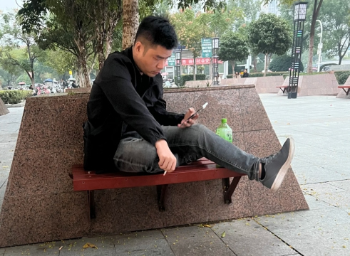 不经意间触景生情，撕扯着男人那颗破碎的心